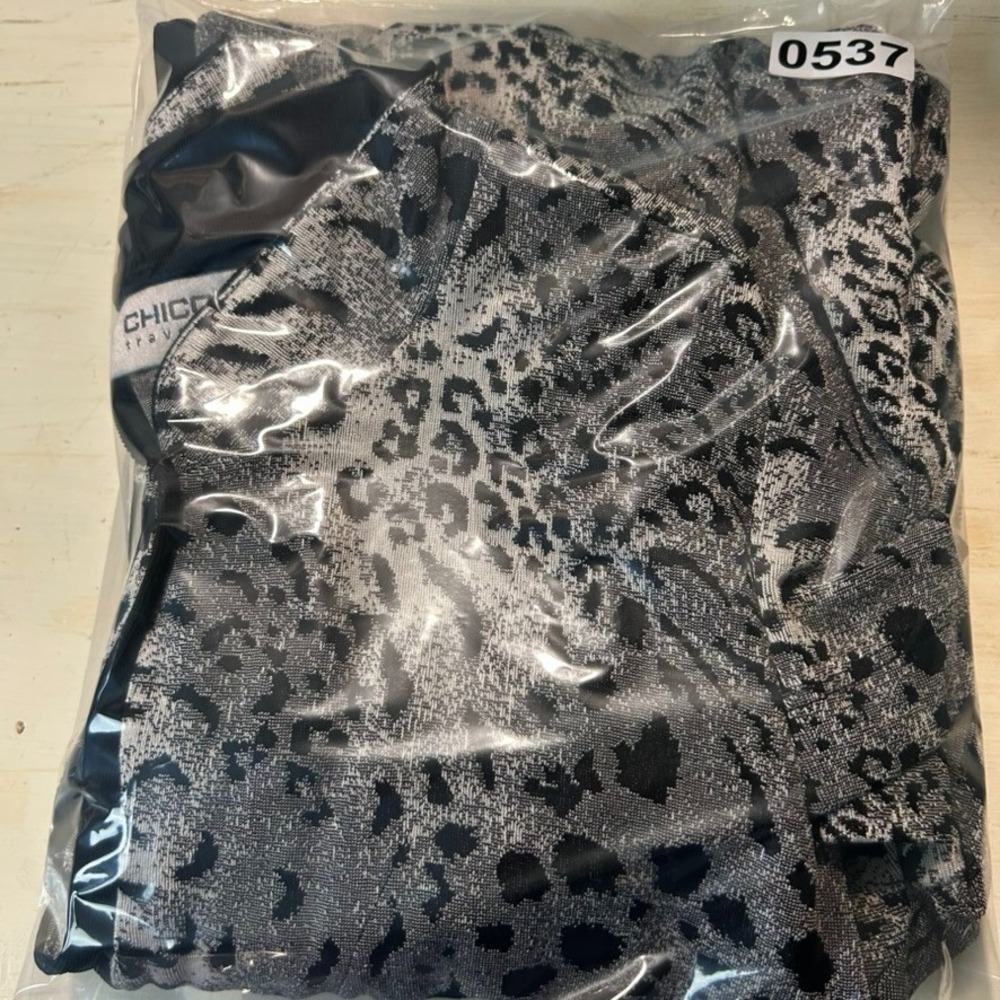 Chico's Travelers Animal Print Top LS Button Front Black Silver Gray Size 2 - Picture 12 of 12